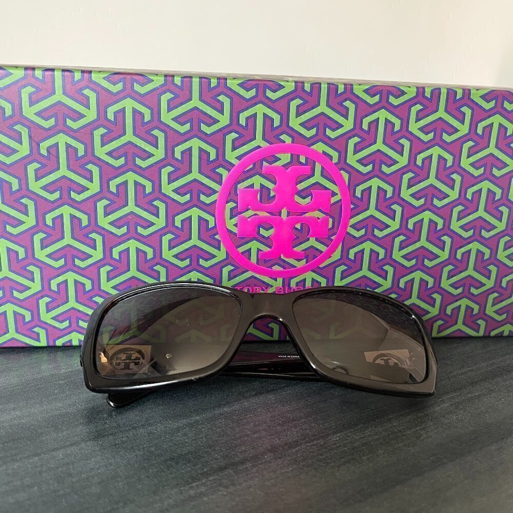 Tory Burch Sunglasses Frames in EUC Slight Cat Eye Tortoise Shell